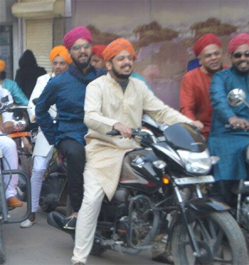 ਇਸ ਵਿੱਚ ਲਾੜਾ ਇਕੱਲਾ ਨਹੀਂ ਸਗੋਂ ਨਾਲ ਬਰਾਤ ਲਾੜੀ ਵੀ ਨਾਲ ਲੈ ਗਈ। 
