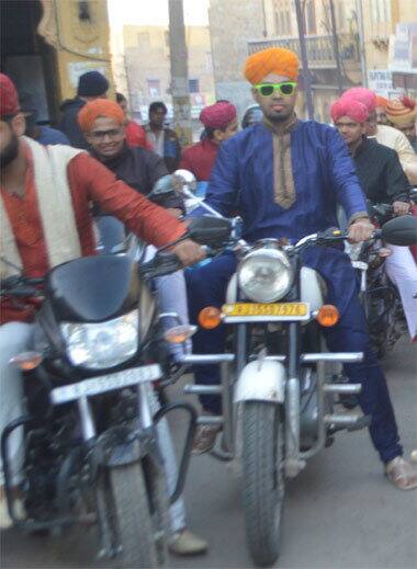 ਲਾੜਾ ਊਠ ਉੱਤੇ ਸੀ ਅਤੇ ਲਾੜੀ ਸਕੂਟਰੀ ਉੱਤੇ ਸਵਾਰ ਸੀ। 