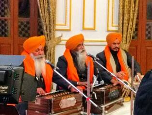  ਮੁੰਬਈ ਦੇ ਗਵਰਨਰ ਹਾਊਸ ਵਿੱਚ ਗੁਰੂ ਸਾਹਿਬ ਦੇ ਗੁਰਪੁਰਬ ਦੀਆਂ ਰੌਣਕਾਂ ਦੇਖਣ ਨੂੰ ਮਿਲੀਆਂ ਜਿੱਥੇ ਪੰਥ ਪ੍ਰਸਿੱਧ ਕੀਰਤਨੀਏ ਪਦਮਸ਼੍ਰੀ ਭਾਈ ਨਿਰਮਲ ਸਿੰਘ ਨੇ ਕੀਰਤਨ ਰਾਹੀਂ ਸੰਗਤ ਨੂੰ ਨਿਹਾਲ ਕੀਤਾ।