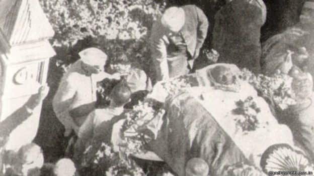 ਇਸ ਮੌਕੇ ਲੱਕਾਂ ਲੋਕਾਂ ਦੀ ਭੀੜ ਉਮੜੀ ਹੋਈ ਸੀ। ਗਾਂਧੀ ਦੇ ਦੋਵੇਂ ਪੁੱਤਰਾਂ ਰਾਮਦਾਸ ਅਤੇ ਦੇਵਦਾਸ ਨੇ ਪਿਤਾ ਦੀ ਚਿਖਾ ਨੂੰ ਅਗਨੀ ਦਿੱਤੀ। ਅੱਜ ਮਹਾਤਮਾ ਗਾਂਧੀ ਦੀ 69ਵੀਂ ਬਰਸੀ ਹੈ, ਇਸ ਦਿਨ ਰਾਜਘਾਟ ਸਥਿਤ ਮਹਾਤਮਾ ਗਾਂਧੀ ਦੀ ਸਮਾਧੀ 'ਤੇ ਸ਼ਰਧਾਂਜਲੀ ਭੇਂਟ ਕੀਤੀ ਜਾਂਦੀ ਹੈ।