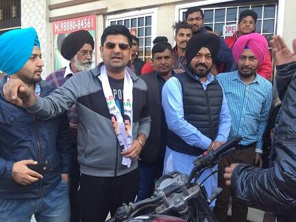 ਬਟਾਲਾ ਵਿੱਚ ਗਾਇਕ ਗੁਰਪ੍ਰੀਤ ਵੜੈਚ ਦੇ ਹੱਕ ਵਿੱਚ ਚੋਣ ਪ੍ਰਚਾਰ ਕਰਦਾ ਹੋਇਆ ਗਾਇਕ ਤੇਜੀ ਸੰਧੂ।
