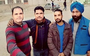 ਗਾਇਕ ਗਿੱਲ ਹਰਦੀਪ ਅਤੇ ਲੇਖਕ ਮੱਖਣ ਬਰਾੜ ਭਗਵੰਤ ਮਾਨ ਦੇ ਹੱਕ ਵਿੱਚ ਚੋਣ ਪ੍ਰਚਾਰ ਕਰਨ ਤੋਂ ਬਾਅਦ।