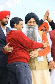ਭਾਈ ਬਲਦੀਪ ਸਿੰਘ ਨੇ ਪਾਈ ਕੇਜਰੀਵਾਲ ਨੂੰ ਜੱਫੀ 
