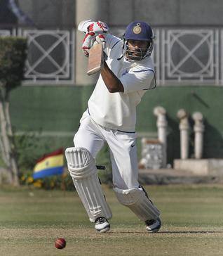 ਜਵਾਬ 'ਚ ਦਿੱਲੀ ਲਈ ਧਵਨ ਨੂੰ ਛੱਡ ਹੋਰ ਕੋਈ ਖਿਡਾਰੀ ਖਾਸ ਯੋਗਦਾਨ ਪਾਉਣ 'ਚ ਨਾਕਾਮ ਰਿਹਾ। ਧਵਨ ਨੇ 47 ਗੇਂਦਾਂ 'ਤੇ ਨਾਬਾਦ 82 ਰਨ ਦੀ ਪਾਰੀ ਖੇਡੀ। ਧਵਨ ਦੀ ਪਾਰੀ 'ਚ 11 ਚੌਕੇ ਅਤੇ 3 ਛੱਕੇ ਸ਼ਾਮਿਲ ਸਨ। 