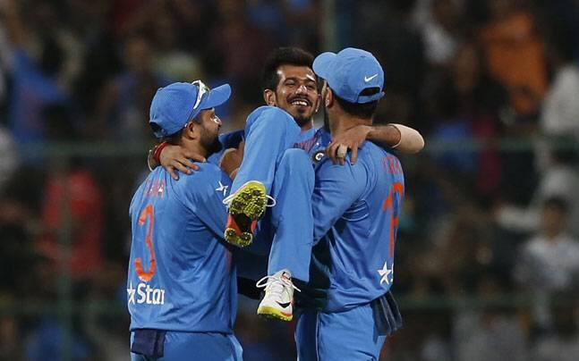 ਦੋਨਾ ਵਿਚਾਲੇ ਖੂਬ ਮਸਤੀ ਹੋਈ, ਪਰ ਫਿਰ ਇੰਟਰਵਿਊ ਖਤਮ ਹੋਣ ਤੋਂ ਪਹਿਲਾਂ ਯੁਵਰਾਜ ਸਿੰਘ ਨੇ ਯੁਜ਼ਵੇਂਦਰ ਚਾਹਲ ਨੂੰ ਪੁੱਛਿਆ ਕਿ ਜਦ ਉਨ੍ਹਾਂ ਨੇ ਮੈਚ ਦੌਰਾਨ ਯੁਜ਼ੀ ਨੂੰ ਚੁੱਕਿਆ ਤਾਂ ਉਸ ਵੇਲੇ ਉਨ੍ਹਾਂ ਨੂੰ ਕਿਵੇਂ ਦਾ ਮਹਿਸੂਸ ਹੋਇਆ। 