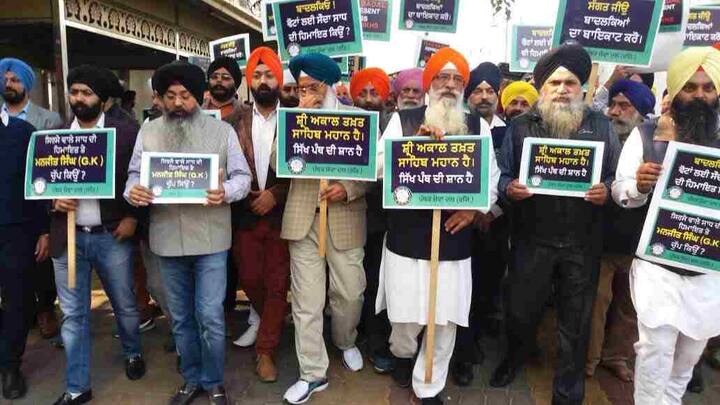 ਵੱਡੀ ਗਿਣਤੀ ਵਿੱਚ ਪਹੁੰਚੇ ਸਿੱਖ ਭਾਈਚਾਰੇ ਦੇ ਲੋਕਾਂ ਸਮੇਤ ਇਹ ਮੁਜ਼ਾਹਰਾ ਗੁਰਦੁਆਰਾ ਬੰਗਲਾ ਸਾਹਿਬ ਅਰਦਾਸ ਕਰਨ ਉਪਰੰਤ ਸ਼ੁਰੂ ਕੀਤਾ ਗਿਆ।