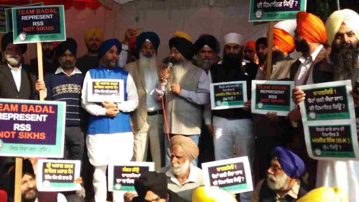 ਆਗੂਆਂ ਨੇ ਅਕਾਲੀ ਦਲ ਬਾਦਲ ਪ੍ਰਤੀ ਰੋਸ ਪ੍ਰਗਟਾਇਆ ਨਾਲ ਹੀ ਦਿੱਲੀ ਕਮੇਟੀ ਦੇ ਪ੍ਰਧਾਨ ਮਨਜੀਤ ਸਿੰਘ ਜੀ.ਕੇ. ਖਿਲਾਫ ਬੋਲਦਿਆਂ ਕਿਹਾ ਕਿ ਆਖਰ ਸਿਰਸਾ ਸਾਧ ਤੋਂ ਹਮਾਇਤ ਲੈਣ ਬਾਰੇ ਹੁਣ ਜੀ.ਕੇ ਚੁੱਪ ਕਿਉਂ ਹੈ।