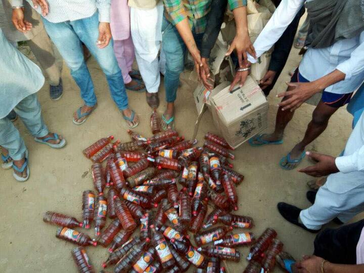 ਜਾਣਕਾਰੀ ਮੁਤਾਬਿਕ ਪੁਲਿਸ ਨੇ ਖੇਤਾਂ 'ਚ 300 ਕਰੀਬ ਬੋਤਲ ਸ਼ਰਾਬ ਜ਼ਬਤ ਕਰ ਲਈ ਹੈ। 