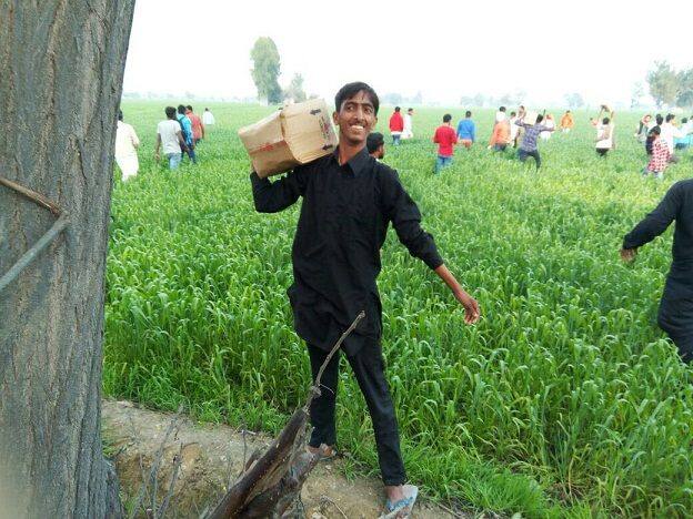 ਖੇਤਾਂ ਵਿੱਚ ਪਈ ਮੁਫ਼ਤ ਦੀ ਸ਼ਰਾਬ ਦੇਖ ਲੋਕ ਘਰ ਲਿਜਾਣ ਲੱਗੇ।