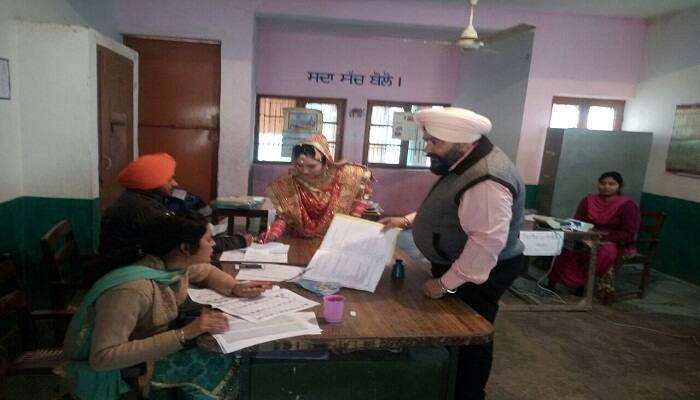 ਫ਼ੋਟੋ ਨੂੰ ਦੇਖ ਕੇ ਲੱਗਦਾ ਬਾਕੀ ਕੰਮ ਬਾਅਦ ਵਿੱਚ ਵੋਟ ਪਹਿਲਾਂ। ਜੇਕਰ ਮੁੰਡੇ ਨੇ ਵਿਆਹ ਤੋਂ ਪਹਿਲਾਂ ਵੋਟ ਪਾਈ ਤਾਂ ਇਸ ਮਾਮਲੇ ਵਿੱਚ ਕੁੜੀਆਂ ਭਲਾ ਕਿਸੇ ਤੋਂ ਪਿੱਛੇ ਕਿਵੇਂ ਰਹਿ ਸਕਦੀਆਂ ਹਨ। ਜੀ ਹਾਂ ਇੱਕ ਲੜਕੀ ਵੀ ਆਪਣੇ ਵਿਆਹ ਦੇ ਜੋੜੇ ਵਿੱਚ ਵੋਟ ਪਾਉਣ ਲਈ ਪਹੁੰਚੀ।