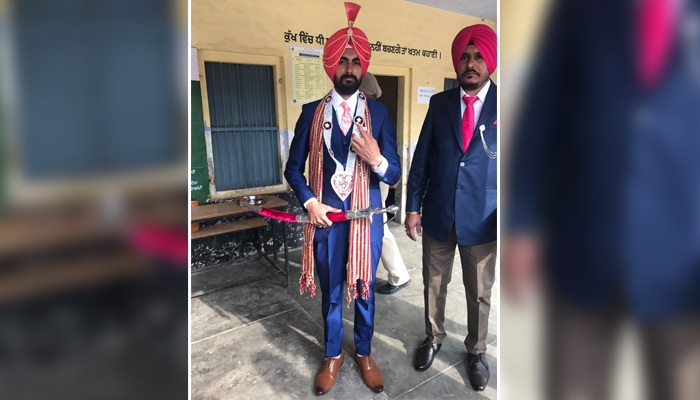 ਚੰਡੀਗੜ੍ਹ: ਪੰਜਾਬ ਵਿੱਚ ਚੋਣਾਂ ਸਵੇਰੇ 8 ਵਜੇ ਤੋਂ ਹੀ ਸ਼ੁਰੂ ਹੋ ਗਈਆਂ। ਵੋਟਰਾਂ ਵਿੱਚ ਵੀ ਖ਼ਾਸਾ ਉਤਸ਼ਾਹ ਵੇਖਣ ਨੂੰ ਮਿਲ ਰਿਹਾ ਹੈ। ਇਸ ਵਾਰ ਚੋਣਾਂ ਦਾ ਨਸ਼ਾ ਨੌਜਵਾਨਾਂ 'ਤੇ ਇਸ ਕਦਰ ਹਾਵੀ ਰਿਹਾ ਕਿ ਇੱਕ ਨੌਜਵਾਨ ਵਿਆਹ ਦੀ ਡਰੈੱਸ ਵਿੱਚ ਹੀ ਵੋਟ ਪਾਉਣ ਪਹੁੰਚ ਗਿਆ। ਜੀ ਹਾਂ ਇਹ ਨੌਜਵਾਨ ਜੋ ਤੁਸੀਂ ਦੇਖ ਰਹੇ ਹੋ ਇਸ ਨੇ ਆਪਣੇ ਵਿਆਹ ਤੋਂ ਵੀ ਜ਼ਿਆਦਾ ਵੋਟ ਪਾਉਣ ਨੂੰ ਤਰਜੀਹ ਦਿੱਤੀ।