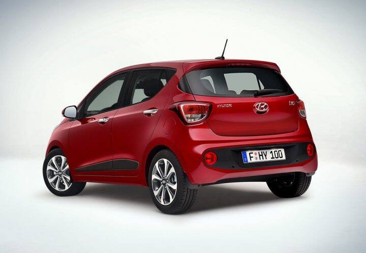 Hyundai ਨਵੀਂ Grand i10 ਦੇ ਇੰਟੀਰਿਅਰ ‘ਚ ਵੀ ਕੁੱਝ ਬਦਲਾਅ ਕੀਤੇ ਗਏ ਹਨ ਜੋ ਇਸਨੂੰ ਥੋੜ੍ਹਾ ਰਿਫਰੇਸ਼ਿੰਗ ਲੁੱਕ ਦਿੰਦੇ ਹਨ ਇਸ ਦੇ ਕੈਬਿਨ ‘ਚ ਇੱਕ ਨਵਾਂ ਟੱਚਸਕ੍ਰੀਨ ਇੰਫੋਟੇਨਮੇਂਟ ਸਿਸਟਮ ਦੇਖਣ ਨੂੰ ਮਿਲੇਗਾ। ਇਸ ਤੋਂ ਇਲਾਵਾ ਗੱਡੀ ਦੀ ਫ੍ਰੰਟ ਸੀਟਸ ਵੀ ਥੋੜ੍ਹੀ ਜਿਹੀ ਵੱਖ ਹੋਵੇਗੀ ਅਤੇ ਇਸ ਵਾਰ ਇਸ ‘ਚ ਅਡਜੈਸਟੇਬਲ ਹੈੱਡਰੇਸਟ ਦਿੱਤੇ ਹੋਣਗੇ।