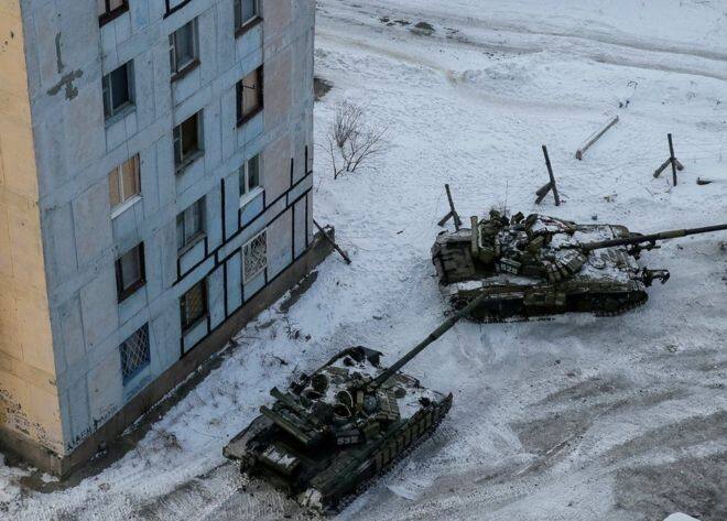 ਯੁਕਰੇਨ ਵਿੱਚ ਸੈਨਾ ਅਤੇ ਰੂਸ ਸਮਰਥਕ ਵਿਦਰੋਹੀਆਂ ਦੀ ਲੜਾਈ ਕਾਰਨ 22 ਹਜ਼ਾਰ ਦੀ ਆਬਾਦੀ ਵਾਲੇ ਇੱਕ ਸ਼ਹਿਰ ਵਿੱਚ ਬਿਜਲੀ ਅਤੇ ਪਾਣੀ ਨਹੀਂ ਮਿਲ ਰਿਹਾ। ਇਸ ਸ਼ਹਿਰ ਵਿੱਚ ਐਮਰਜੈਂਸੀ ਦਾ ਐਲਾਨ ਹੈ।