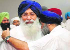 2011 ਵਿੱਚ ਪ੍ਰਕਾਸ਼ ਸਿੰਘ ਬਾਦਲ ਦੀ ਪਤਨੀ ਸੁਰਿੰਦਰ ਕੌਰ ਬਾਦਲ ਦੀ ਕੈਂਸਰ ਦੀ ਬਿਮਾਰੀ ਨਾਲ ਮੌਤ ਹੋ ਚੁੱਕੀ ਹੈ। 