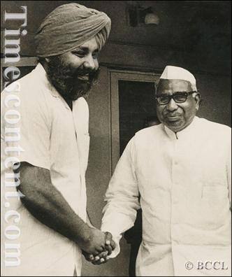 ਬਾਦਲ ਹੁਣ ਤੱਕ 5 ਵਾਰ ਪੰਜਾਬ ਦੇ ਮੁੱਖ ਮੰਤਰੀ ਚੁਣੇ ਜਾ ਚੁੱਕੇ ਹਨ। 1970 ਵਿੱਚ ਪੰਜਾਬ ਦੇ 12ਵੇਂ ਮੁੱਖ ਮੰਤਰੀ ਵਜੋਂ ਸੂਬੇ ਦੀ ਵਾਗਡੋਰ ਸੰਭਾਲਣ ਵਾਲੇ ਸ਼੍ਰੋਮਣੀ ਅਕਾਲੀ ਦਲ ਦੇ ਕੱਦਾਵਰ ਆਗੂ ਮੁੱਖ ਮੰਤਰੀ ਪ੍ਰਕਾਸ਼ ਸਿੰਘ ਬਾਦਲ ਅੱਜ 46 ਸਾਲਾਂ ਬਾਅਦ ਵੀ ਚੋਣ ਮੈਦਾਨ ਵਿੱਚ ਨਿਤਰੇ ਹੋਏ ਹਨ। 