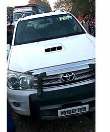 ਅਕਾਲੀਆਂ ਦਾ ਸਟਿੱਕਰ ਲੱਗੀ ਫਾਰਚੂਨਰ ਹੋਈ ਲੋਕਾਂ ਦੇ ਗੁੱਸੇ ਦਾ ਸ਼ਿਕਾਰ