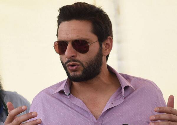 Shahid Afridi @SAfridiOfficial Feb 5 Kashmir is heaven on earth & we can't be oblivious to the pleas of the innocent. #iStandWithKashmir #KasmirSolidarityDay 2/2