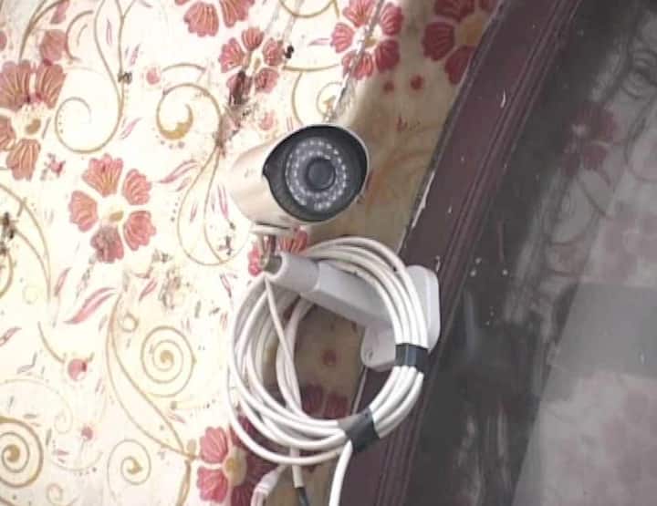 ਘਟਨਾ ਤੋਂ ਬਾਅਦ ਪਿੰਡ ‘ਚ ਵੀ ਦਹਿਸ਼ਤ ਦਾ ਮਾਹੌਲ ਹੈ। ਪੁਲਿਸ ਨੇ ਸੀਸੀਟੀਵੀ ਦੀ ਫੁਟੇਜ ਕਬਜ਼ੇ ‘ਚ ਲੈ ਕੇ ਜਾਂਚ ਸ਼ੁਰੂ ਕਰ ਦਿੱਤੀ।