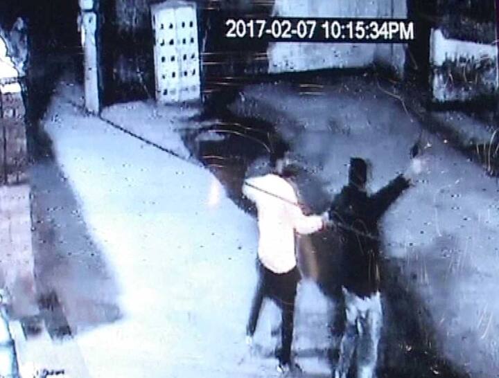 ਸੀਸੀਟੀਵੀ ‘ਚ ਕੈਦ ਹੋਈਆਂ ਤਸਵੀਰਾਂ ਮੁਤਾਬਕ ਅੰਮ੍ਰਿਤਸਰ ਦੇ ਰਾਜਾਸਾਂਸੀ ਹਲਕੇ ਦੇ ਪਿੰਡ ਚੋਗਾਵਾਂ ‘ਚ ਕੁਝ ਲੋਕ ਰਾਤ ਵੇਲੇ ਇੱਕ ਘਰ ‘ਚ ਦਾਖਲ ਹੁੰਦੇ ਹਨ ਤੇ ਹਵਾ ‘ਚ ਕਈ ਰਾਊਂਡ ਫਾਇਰਿੰਗ ਕਰਦੇ ਹਨ। ਇਲਜ਼ਾਮ ਹਨ ਕਿ ਫਾਇਰਿੰਗ ਕਰਨ ਵਾਲੇ ਇਹ ਲੋਕ ਅਕਾਲੀ ਦਲ ਦੇ ਵਰਕਰ ਹਨ। ਜਿਸ ਘਰ ਵਿੱਚ ਇਨ੍ਹਾਂ ਫਾਇਰਿੰਗ ਕੀਤੀ, ਉਸ ਪਰਿਵਾਰ ਨੇ ਇਨ੍ਹਾਂ ਦੇ ਕਹਿਣ ਮੁਤਾਬਕ ਵੋਟ ਨਹੀਂ ਪਾਏ ਸਨ।