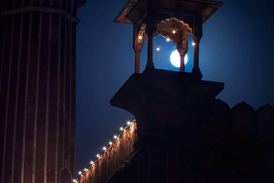  ਚੰਦਰਮਾ ਦਾ ਇਹ ਦ੍ਰਿਸ਼ ਅੰਤਾਂ ਦਾ ਖ਼ੂਬਸੂਰਤ ਤੇ ਮਨਮੋਹਣਾ ਹੁੰਦਾ ਹੈ। 