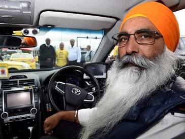 ਸਰਕਾਰ ਖ਼ਿਲਾਫ਼ ਕੀਤੇ ਗਏ ਪ੍ਰਦਰਸ਼ਨ ਵਿੱਚ ਵੱਡੀ ਗਿਣਤੀ ਵਿੱਚ ਪੰਜਾਬੀ ਟੈਕਸੀ ਚਾਲਕ ਵੀ ਸ਼ਾਮਲ ਹੋਏ। 