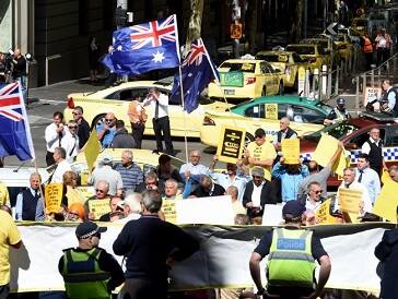  ਅਸਲ ਵਿੱਚ ਟੈਕਸੀ ਚਾਲਕ ਸਰਕਾਰ ਦੀ ਨਵੀਂ ਟੈਕਸੀ ਨੀਤੀ ਦਾ ਵਿਰੋਧ ਕਰ ਰਹੇ ਹਨ। ਇਸ ਨੀਤੀ ਰਾਹੀਂ ਸਰਕਾਰ ਪ੍ਰਾਈਵੇਟ ਕੰਪਨੀ ਓਬਰ ਵੱਲੋਂ ਸ਼ੁਰੂ ਕੀਤੀ ਗਈ ਟੈਕਸੀ ਸ਼ੇਅਰਿੰਗ ਨੀਤੀ ਨੂੰ ਕਾਨੂੰਨੀ ਮਾਨਤਾ ਦੇ ਰਹੀ ਹੈ।