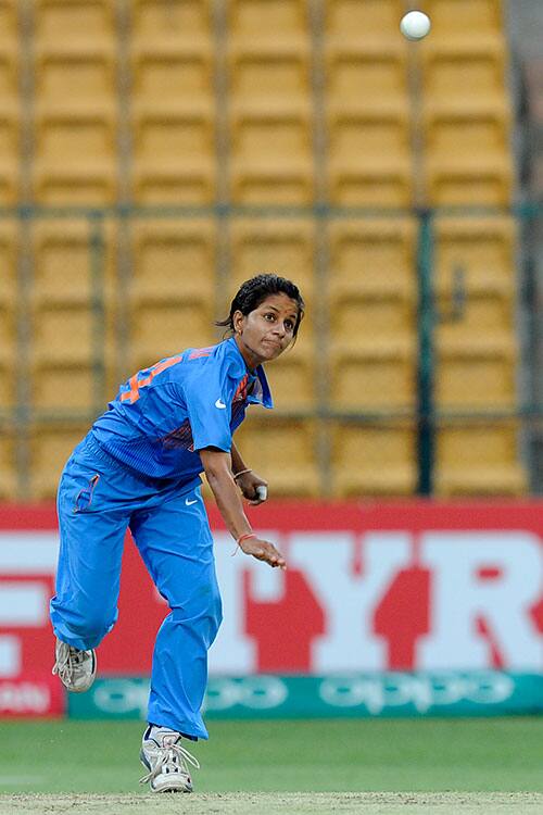 ਇਸ ਮੈਚ 'ਚ ਭਾਰਤੀ ਟੀਮ ਨੇ ਜ਼ਿੰਬਾਬਵੇ ਦੀ ਟੀਮ ਨੂੰ 60 ਰਨ 'ਤੇ ਢੇਰ ਕਰ ਦਿੱਤਾ। ਜ਼ਿੰਬਾਬਵੇ ਲਈ ਮੈਰੀ-ਐਨ ਮਾਸੁੰਦਾ (26) ਅਤੇ ਪਰੈਸ਼ੀਅਸ ਮਾਰਾਨਗੇ (12) ਹੀ ਦੋ ਖਿਡਾਰਨਾ ਸਨ ਜੋ ਦਹਾਈ ਦਾ ਅੰਕੜਾ ਪਾਰ ਕਰ ਪਾਈਆਂ। ਜ਼ਿੰਬਾਬਵੇ ਦੀਆਂ 9 ਖਿਡਾਰਨਾ 10 ਰਨ ਤਕ ਵੀ ਪਹੁੰਚਣ 'ਚ ਨਾਕਾਮ ਰਹੀਆਂ। ਭਾਰਤ ਲਈ ਪੂਨਮ ਯਾਦਵ ਨੇ 7.5 ਓਵਰਾਂ 'ਚ 19 ਰਨ ਦੇਕੇ 5 ਵਿਕਟ ਹਾਸਿਲ ਕੀਤੇ। ਰਾਜੇਸ਼ਵਰੀ ਗਾਇਕਵਾਡ ਨੇ 2 ਵਿਕਟ ਝਟਕੇ। 