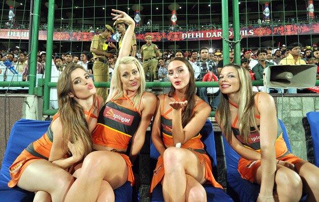  IPL, ਇਸ ਲੀਗ ਦੀ ਚਮਕ-ਧਮਕ ਹਰ ਕਿਸੇ ਨੂੰ ਹੈਰਾਨ ਕਰ ਦਿੰਦੀ ਹੈ। ਇਸ ਲੀਗ 'ਚ ਜਿਥੇ ਦਰਸ਼ਕ ਚੌਕੇ-ਛੱਕੇ ਅਤੇ ਆਪਣੇ ਮਨਪਸੰਦ ਖਿਡਾਰੀਆਂ ਨੂੰ ਵੇਖਣਾ ਪਸੰਦ ਕਰਦੇ ਹਨ, ਉਥੇ ਹੀ ਦਰਸ਼ਕਾਂ ਨੂੰ ਚੀਅਰਲੀਡਰਸ ਵੀ ਬੇਹਦ ਪਸੰਦ ਆਉਂਦੀਆਂ ਹਨ। 