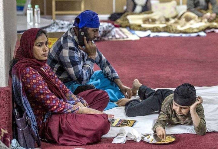ਗੁਰਦੁਆਰੇ ਦੇ ਪ੍ਰਬੰਧਕ ਰਣਜੀਤ ਸਿੰਘ ਨੇ ਦੱਸਿਆ ਕਿ 200 ਤੋਂ ਜ਼ਿਆਦਾ ਲੋਕ ਪੁੱਜੇ ਹਨ ਜਿਨ੍ਹਾਂ ਨੂੰ ਬਿਸਤਰੇ ਤੇ ਖਾਣ ਦੀਆਂ ਚੀਜ਼ਾਂ ਮੁਹੱਈਆ ਕਰਵਾਈਆਂ ਜਾ ਰਹੀਆਂ ਹਨ। 