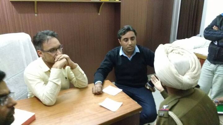 ਪਰ ਜਦ ਮਰੀਜ਼ ਦੇ ਰਿਸ਼ਤੇਦਾਰਾਂ ਵੱਲੋਂ ਬਿੱਲ ਦੀ ਮੰਗ ਕੀਤੀ ਗਈ ਤਾਂ ਭੜਕੇ ਡਾਕਟਰ ਨੇ ਪਿਸਤੌਲ ਕੱਢ ਲਈ।