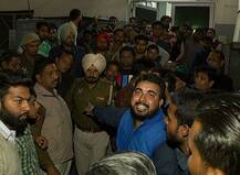 ਡੈੱਡ ਬਾਡੀ ਨਾ ਦੇਣ \'ਤੇ ਡਾਕਟਰ ਤੇ ਮ੍ਰਿਤਕ ਦੇ ਪਰਿਵਾਰ \'ਚ ਝੜਪ, ਦੇਖੋ ਤਸਵੀਰਾਂ