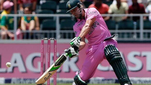 ਡਿਵਿਲੀਅਰਸ ਨੇ 16 ਗੇਂਦਾਂ 'ਤੇ ਅਰਧ-ਸੈਂਕੜਾ ਪੂਰਾ ਕੀਤਾ। ਅਰਧ-ਸੈਂਕੜੇ ਤਕ ਪਹੁੰਚਦਿਆਂ ਡਿਵਿਲੀਅਰਸ ਨੇ 3 ਚੌਕੇ ਤੇ 5 ਛੱਕੇ ਜੜੇ। ਫਿਰ ਡਿਵਿਲੀਅਰਸ ਨੇ ਆਪਣੀ ਆਤਿਸ਼ੀ ਪਾਰੀ ਜਾਰੀ ਰਖੀ ਅਤੇ 31 ਗੇਂਦਾਂ 'ਤੇ ਸੈਂਕੜਾ ਪੂਰਾ ਕੀਤਾ। ਸੈਂਕੜੇ ਤਕ ਪਹੁੰਚਦਿਆਂ ਡਿਵਿਲੀਅਰਸ ਨੇ 8 ਚੌਕੇ ਤੇ 10 ਛੱਕੇ ਠੋਕੇ। ਪਰ ਡਿਵਿਲੀਅਰਸ ਦੀ ਪਾਰੀ ਇਥੇ ਹੀ ਨਹੀਂ ਰੁਕੀ। ਡਿਵਿਲੀਅਰਸ ਮੁਕਾਬਲੇ ਦੇ ਆਖਰੀ ਓਵਰ 'ਚ 149 ਦੌੜਾਂ ਬਣਾ ਕੇ ਆਉਟ ਹੋਏ। ਡਿਵਿਲੀਅਰਸ ਨੇ 44 ਗੇਂਦਾਂ 'ਤੇ 149 ਦੌੜਾਂ ਦੀ ਪਾਰੀ ਖੇਡੀ ਅਤੇ ਇਸ ਪਾਰੀ 'ਚ ਸ਼ਾਮਿਲ ਸਨ 9 ਚੌਕੇ ਤੇ 16 ਛੱਕੇ। ਡਿਵਿਲੀਅਰਸ ਨੇ ਇੱਕੋ ਪਾਰੀ 'ਚ ਸਭ ਤੋਂ ਵਧ ਛੱਕੇ ਜੜਨ ਦੇ ਰਿਕਾਰਡ 'ਚ ਵੀ ਰੋਹਿਤ ਸ਼ਰਮਾ ਦੀ ਬਰਾਬਰੀ ਕਰ ਲਈ। 