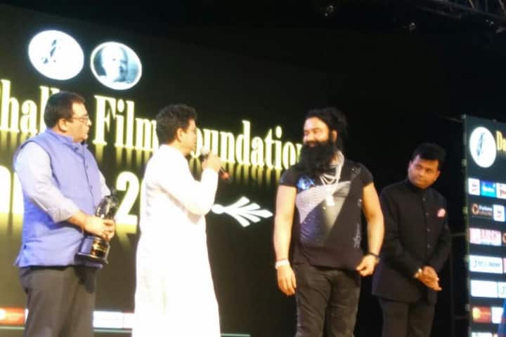 ਇਸ ਤੋਂ ਪਹਿਲਾਂ ਉਨ੍ਹਾਂ ਨੂੰ 2016 ਵਿੱਚ ਦਾਦਾ ਸਾਹਿਬ ਫਾਲਕੇ ਫਾਊਡੇਸ਼ਨ ਵੱਲੋਂ ਐਵਾਰਡ ਨਾਲ ਸਨਮਾਨਿਤ ਕੀਤਾ ਜਾ ਚੁੱਕਾ ਹੈ। ਇਹ ਐਵਾਰਡ ਉਨ੍ਹਾਂ ਨੂੰ ਪਾਪੂਲਰ ਡਾਇਰੈਕਟਰ, ਐਕਟਰ ਤੇ ਰਾਈਟਰ ਲਈ ਦਿੱਤਾ ਗਿਆ ਸੀ। ਰਾਮ ਰਹੀਮ ਇਕੱਲੇ ਹੀ ਫ਼ਿਲਮ ਦਾ ਜਜ਼ਬਾ ਰੱਖਦੇ ਹਨ। 