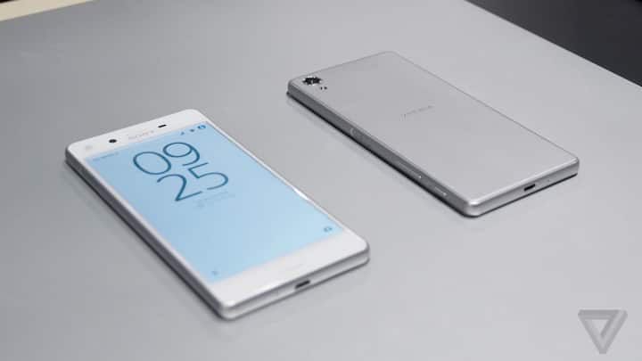 Xperia X ਸਮਾਰਟਫੋਨ ‘ਚ 5-ਇੰਚ ਫੁੱਲ ਐੱਚ. ਡੀ ਟਰਿਲਿਊਮਿਨਸ ਡਿਸਪਲੇਅ ਹੈ। ਇਹ ਕਵਾਲਕਾਮ ਸਨੈਪਡਰੈਗਨ 650 64-ਬਿੱਟਸ ਪ੍ਰੋਸੈਸਰ ‘ਤੇ ਕੰਮ ਕਰਦਾ ਹੈ। ਇਸ ‘ਚ 3GB ਰੈਮ ਅਤੇ 64GB ਇੰਟਰਨਲ ਮੈਮਰੀ ਦਿੱਤੀ ਗਈ ਹੈ। ਫੋਟੋਗ੍ਰਾਫੀ ਲਈ 23 ਮੈਗਾਪਿਕਸਲ ਰੀਅਰ ਕੈਮਰਾ, ਵੀਡੀਓ ਕਾਲਿੰਗ ਅਤੇ ਸੈਲਫੀ ਲਈ ਵੀਡੀਓ ਰਿਕਾਰਡਿੰਗ ਦੀ ਸਹੂਲਤ ਦੇ ਨਾਲ 13 ਮੈਗਾਪਿਕਸਲ ਫ੍ਰੰਟ ਕੈਮਰਾ ਵੀ ਦਿੱਤਾ ਹੈ।