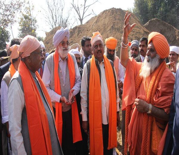 ਇਸੇ ਦੌਰਾਨ ਪਟਨਾ ਸਾਹਿਬ ਵਿੱਚ ਸ੍ਰੀ ਗੁਰੂ ਗੋਬਿੰਦ ਸਿੰਘ ਜੀ ਦੇ ਮਨਾਏ ਗਏ 350 ਸਾਲਾ ਪ੍ਰਕਾਸ਼ ਪੁਰਬ ਮੌਕੇ ਉਨ੍ਹਾਂ ਦੀ ਮੀਟਿੰਗ ਸੰਤ ਸੀਚੇਵਾਲ ਨਾਲ ਹੋਈ ਸੀ ਤਾਂ ਉਨ੍ਹਾਂ ਨੇ ਇਸ ਸਮੱਸਿਆ ਦਾ ਹੱਲ ਦੱਸਦਿਆਂ ਪੰਜਾਬ ਆਉਣ ਦਾ ਸੱਦਾ ਦਿੱਤਾ ਸੀ। ਪੰਜਾਬ ਵਿੱਚ ਚੋਣਾਂ ਦਾ ਐਲਾਨ ਹੋਣ ਕਾਰਨ ਪਹਿਲਾ ਉਹ ਨਹੀਂ ਸੀ ਆ ਸਕੇ।