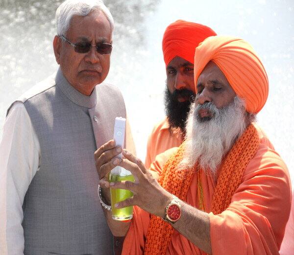 ਸੰਤ ਸੀਚੇਵਾਲ ਨੇ ਗੁਰਦੁਆਰਾ ਬੇਰ ਸਾਹਿਬ ਤੋਂ ਨਿਰਮਲ ਕੁਟੀਆ ਤੱਕ ਨਿਤੀਸ਼ ਕੁਮਾਰ ਨੂੰ ਕਿਸ਼ਤੀ ਰਾਹੀਂ ਪਵਿੱਤਰ ਕਾਲੀ ਵੇਈਂ ਨਦੀ ਦੇ ਦਰਸ਼ਨ ਕਰਵਾਏ। ਉਪਰੰਤ ਉਹ ਸੰਤ ਸੀਚੇਵਾਲ ਵੱਲੋਂ ਚਲਾਏ ਜਾ ਰਹੇ ਨਵਾਂ ਨਨਕਾਣਾ ਚੈਰੀਟੇਬਲ ਸਕੂਲ ਵਿੱਚ ਪੜ੍ਹ ਰਹੇ ਬਿਹਾਰ ਦੇ ਬੱਚਿਆਂ ਨੂੰ ਵੀ ਬਹੁਤ ਪ੍ਰੇਮ ਨਾਲ ਮਿਲੇ।