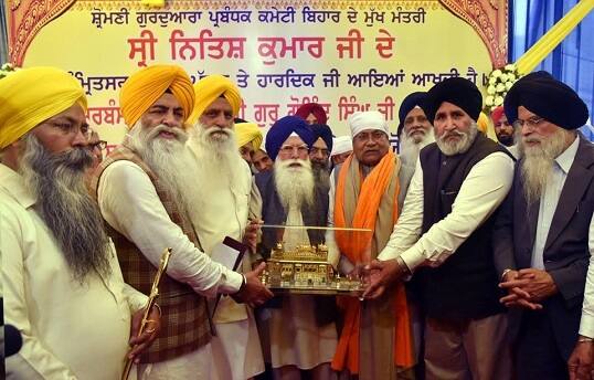 ਦਸਵੇਂ ਗੁਰੂ ਸ੍ਰੀ ਗੋਬਿੰਦ ਸਿੰਘ ਦਾ 350 ਸਾਲਾ ਪ੍ਰਕਾਸ਼ ਪੁਰਬ ਬਿਹਾਰ ਵਿਚ ਸ਼ਰਧਾ ਤੇ ਉਤਸ਼ਾਹ ਨਾਲ ਮਨਾਉਣ ਤੋਂ ਬਾਅਦ ਅਕਾਲ ਪੁਰਖ ਦਾ ਸ਼ੁਕਰਾਨਾ ਅਦਾ ਕਰਨ ਲਈ ਬਿਹਾਰ ਦੇ ਮੁੱਖ ਮੰਤਰੀ ਨਿਤੀਸ਼ ਕੁਮਾਰ ਸੱਚਖੰਡ ਸ੍ਰੀ ਹਰਿਮੰਦਰ ਸਾਹਿਬ ਵਿਖੇ ਨਤਮਸਤਕ ਹੋਏ।