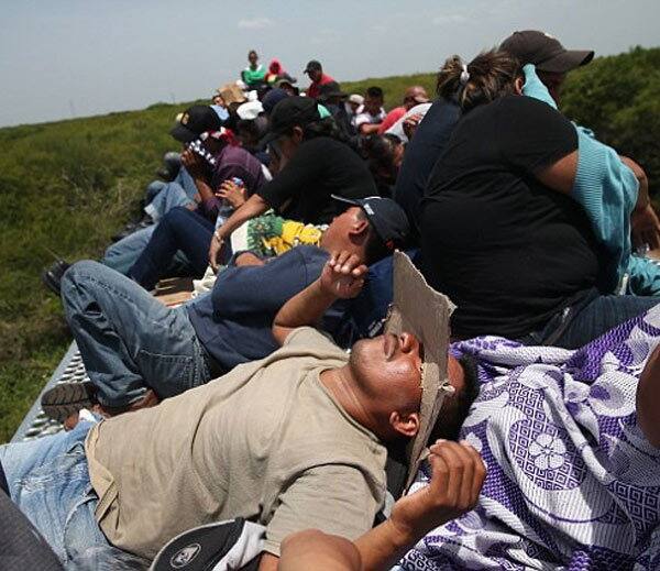  ਇਸ ਰੇਲ ਨੂੰ ਡੈੱਥ ਟਰੇਨ ਇਸ ਲਈ ਆਖਿਆ ਜਾਂਦਾ ਹੈ ਕਿਉਂਕਿ ਘੁਸਪੈਠੀਏ ਚੱਲਦੀ ਰੇਲ ਵਿੱਚ ਛਾਲ ਮਾਰਦੇ ਹਨ ,ਕਿਉਂਕਿ ਸਟੇਸ਼ਨ ਉੱਤੇ ਪੁਲਿਸ ਹੁੰਦੀ ਹੈ। 