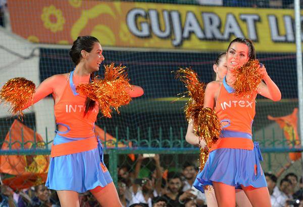 Gujrat Lions cheerleaders 