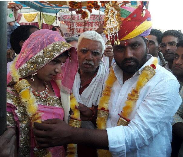 ਸਿੰਕਦਰਾਬਾਦ ਵਿੱਚ ਅਨੋਖਾ ਵਿਆਹ ਹੈ। ਇੱਥੇ ਆਪਣੀਆਂ ਮੰਗਾਂ ਲੈ ਕੇ ਕਈ ਦਿਨ ਤੋਂ ਧਰਨੇ ਉੱਤੇ ਬੈਠੇ ਇੱਕ ਨੌਜਵਾਨ ਨੇ ਧਰਨੇ ਵਿੱਚ ਹੀ ਵਿਆਹ ਕਰਵਾਇਆ ਹੈ।
