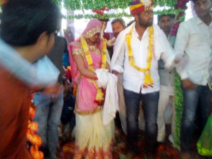  ਪੰਡਿਤ ਨੇ ਧਰਨੇ ਵਿੱਚ ਆ ਕੇ ਮੰਤਰ ਪੜੇ ਅਤੇ ਦੋਵਾਂ ਦੀਆਂ ਵਿਆਹ ਦੀਆਂ ਰਸਮਾਂ ਪੂਰੀਆਂ ਕੀਤੀਆਂ।