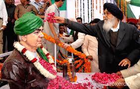 ਇਨੈਲੋ ਦੇ ਮਰਹੂਮ ਆਗੂ ਦੇਵੀ ਲਾਲ ਨੂੰ ਸ਼ਰਧਾਂਜਲੀ ਦਿੰਦੇ ਹੋਏ ਮੁੱਖ ਮੰਤਰ ਪ੍ਰਕਾਸ਼ ਸਿੰਘ ਬਾਦਲ 