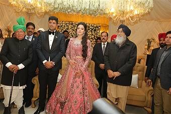 ਪਿਛਲੇ ਦਿਨੀ ਇਨੈਲੋ ਸਾਂਸਦ ਦੁਸ਼ੰਤ ਚੌਟਾਲਾ ਦੀ ਮੰਗਣੀ ਹੋਈ ਸੀ ਉਥੇ ਵੀ ਮੁੱਖ ਮੰਤਰੀ ਪ੍ਰਕਾਸ਼ ਸਿੰਘ ਬਾਦਲ ਖਾਸ ਤੌਰ ਉਤੇ ਜੋੜੀ ਨੂੰ ਅਸ਼ੀਰਵਾਦ ਦੇਣ ਲਈ ਗਏ ਸਨ।