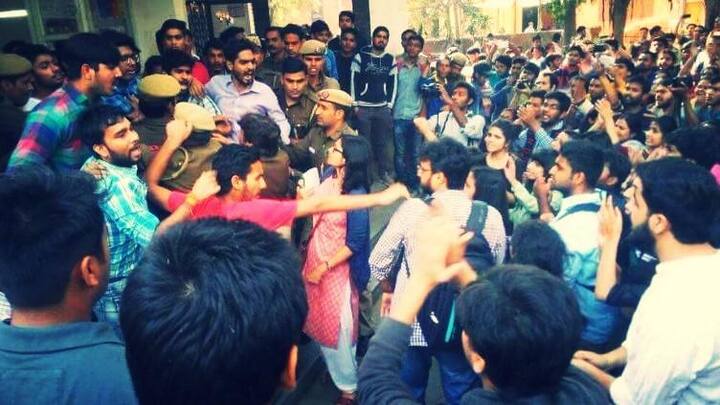 ਗੌਰਤਲਬ ਹੈ ਕਿ ਬੀਤੇ ਦਿਨ ਰਾਮਜਸ ਕਾਲਜ ਉਦੋਂ ਲੜਾਈ ਦਾ ਮੈਦਾਨ ਬਣ ਗਿਆ ਸੀ ਜਦੋਂ ਖੱਬੇ ਪੱਖੀ ਵਿਦਿਆਰਥੀ ਜਥੇਬੰਦੀ ਆਇਸਾ ਤੇ ਏਬੀਵੀਪੀ ਦੇ ਮੈਂਬਰ ਆਪਸ ਵਿੱਚ ਭਿੜ ਪਏ ਸਨ। ਇਸ ਮੌਕੇ ਹਾਕੀ ਸਟਿੱਕਾਂ ਆਦਿ ਦੀ ਵਰਤੋਂ ਹੋਈ ਅਤੇ ਕਈ ਜਣੇ ਜ਼ਖ਼ਮੀ ਹੋ ਗਏ। ਇਸ ਕਾਰਨ ਅੱਜ ਕਾਲਜ ਵਿੱਚ ਕਲਾਸਾਂ ਮੁਲਤਵੀ ਕਰ ਦਿੱਤੀਆਂ ਗਈਆਂ, ਹਾਲਾਂਕਿ ਪ੍ਰਬੰਧਕਾਂ ਨੇ ਕਲਾਸਾਂ ਨਾ ਲਾਉਣ ਦਾ ਕਾਰਨ ‘ਪ੍ਰਸ਼ਾਸਕੀ’ ਕਰਾਰ ਦਿੱਤਾ ਹੈ।