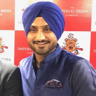 ਇਸ 'ਚ ਹਰਭਜਨ ਸਿੰਘ ਨੇ ਆਪਣੇ ਦਿਲ ਦਾ ਹਾਲ ਮਨੀ ਔਝਲਾ ਦੇ ਇੱਕ ਗੀਤ ਜਰੀਏ ਬਿਆਨ ਕੀਤਾ।