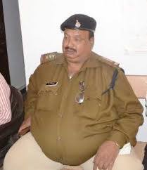 ਸ਼ੋਭਾ ਡੇਅ ਦੇ ਟਵੀਟ ਉੱਤੇ ਫਟਕਾਰ ਲਾਉਂਦੇ ਹੋਏ ਮੁੰਬਈ ਪੁਲਿਸ ਨੇ ਟਵੀਟ ਕੀਤਾ ਕਿ ਸਾਨੂੰ ਤੁਹਾਡੇ ਵਰਗੇ ਨਾਗਰਿਕਾਂ ਤੋਂ ਚੰਗੀ ਉਮੀਦ ਹੈ। ਭਲੇ ਹੀ ਸ਼ੋਭਾ ਡੇਅ ਦਾ ਟਵੀਟ ਵਿਵਾਦਤ ਰਿਹਾ ਪਰ ਇੱਕ ਗ਼ਲਤ ਟਵੀਟ ਨੇ ਦੌਲਤ ਰਾਮ ਦੀ ਜ਼ਿੰਦਗੀ ਬਦਲ ਦਿੱਤੀ ਹੈ।