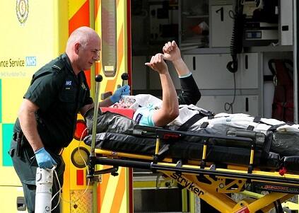 ਇੰਗਲੈਂਡ 'ਚ ਕਾਉਂਟੀ ਕ੍ਰਿਕਟ ਖੇਡ ਰਹੇ ਆਸਟ੍ਰੇਲੀਆਈ ਖਿਡਾਰੀ ਮੌਈਜਜ਼ ਹੈਨਰੀਕੇਜ਼ ਬੁਰੀ ਤਰ੍ਹਾ ਜ਼ਖਮੀ ਹੋ ਗਏ। ਮੈਚ ਦੌਰਾਨ ਬਰਨਸ ਨਾਲ ਹੋਈ ਟੱਕਰ ਨਾਲ ਹੈਨਰੀਕੇਜ਼ ਨੂੰ ਗੰਭੀਰ ਸੱਟਾਂ ਲੱਗੀਆਂ। ਸਰ੍ਰੀ ਅਤੇ ਸਸੈਕਸ ਵਿਚਾਲੇ ਖੇਡੇ ਗਏ ਕਾਉਂਟੀ ਮੈਚ 'ਚ ਇਹ ਘਟਨਾ ਵਾਪਰੀ। 18.4 ਓਵਰਾਂ ਦੀ ਖੇਡ ਤੋਂ ਬਾਅਦ ਵਿਕਟਕੀਪਰ ਰੋਰੀ ਬਰਨਸ ਅਤੇ ਮੌਈਜਜ਼ ਹੈਨਰੀਕੇਜ਼ ਇੱਕ ਕੈਚ ਲਪਕਣ ਲਈ ਭੱਜੇ। ਦੋਨਾ ਨੇ ਇੱਕ-ਦੂਜੇ ਦੀ ਕਾਲ ਨਹੀਂ ਸੁਣੀ ਅਤੇ ਨਤੀਜੇ ਵਜੋਂ ਦੋਨਾ 'ਚ ਟੱਕਰ ਹੋ ਗਈ। ਦੋਨੇ ਹੀ ਖਿਡਾਰੀ ਕੁਝ ਸਮੇਂ ਬੇਹੋਸ਼ੀ ਦੀ ਹਾਲਤ 'ਚ ਰਹੇ। ਟੱਕਰ ਦੌਰਾਨ ਬਰਨਸ ਦਾ ਗੋਡਾ ਹੈਨਰੀਕੇਜ਼ ਦੇ ਜਬਾੜੇ ਤੇ ਲੱਗਾ ਅਤੇ ਇਸੇ ਕਾਰਨ ਹੈਨਰੀਕੇਜ਼ ਨੂੰ ਜਾਦਾ ਨੁਕਸਾਨ ਹੋਇਆ। ਹੈਨਰੀਕੇਜ਼ ਨੂੰ ਸਟਰੈਚਰ ਤੇ ਮੈਦਾਨ ਤੋਂ ਬਾਹਰ ਲਿਜਾਇਆ ਗਿਆ, ਅਤੇ ਹਸਪਤਾਲ 'ਚ ਪਤਾ ਲੱਗਾ ਕਿ ਹੈਨਰੀਕੇਜ਼ ਨੂੰ ਜਬਾੜੇ 'ਚ 3 ਜਗ੍ਹਾ ਫਰੈਕਚਰ ਆਇਆ। ਟੱਕਰ ਇਨ੍ਹੀਂ ਗੰਭੀਰ ਸੀ ਕਿ ਅੰਪਾਇਰਸ ਨੇ ਮੈਚ ਰੱਦ ਕਰਨ ਦਾ ਫੈਸਲਾ ਲਿਆ। 