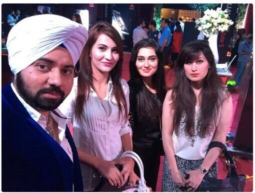 ਵਿਸ਼ੇਸ਼ ਤੌਰ 'ਤੇ ਪਾਕਿ ਟੀ. ਵੀ. ਦੇ ਨੌਜਵਾਨ ਲੜਕੇ-ਲੜਕੀਆਂ ਦਾ ਪਸੰਦੀਦਾ ਐਂਕਰ ਬਣ ਚੁਕੇ ਤਰਨਜੀਤ ਸਿੰਘ ਨੇ ਆਪਣੀ ਆਉਣ ਵਾਲੀ ਫਿਲਮ 'ਏ ਦਿਲ ਮੇਰੇ ਚਲ ਰੇ' ਬਾਰੇ ਦੱਸਿਆ ਕਿ ਫਿਲਮ ਦੀ ਵਧੇਰੇ ਸ਼ੂਟਿੰਗ ਲਾਹੌਰ, ਇਸਲਾਮਾਬਾਦ ਤੇ ਕਰਾਚੀ 'ਚ ਕੀਤੀ ਗਈ ਹੈ ਅਤੇ ਦਰਸ਼ਕ ਇਹ ਫਿਲਮ ਇਸ ਸਾਲ ਦੇ ਅਖੀਰ ਤੱਕ ਪਾਕਿਸਤਾਨ ਦੇ ਸਿਨੇਮਾ-ਘਰਾਂ 'ਚ ਵੇਖ ਸਕਣਗੇ।