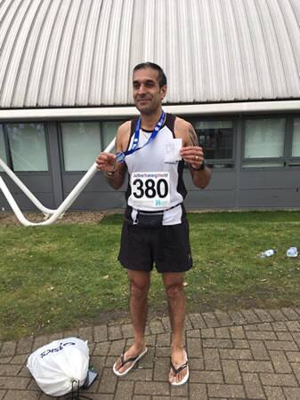 ਲੰਡਨ: ਨਵੀਆਂ ਮੱਲਾਂ ਮਾਰਨ ਵਾਲੇ ਪੰਜਾਬੀ ਅਕਸਰ ਹਰ ਖੇਤਰ ਵਿੱਚ ਮੋਹਰੀ ਰਹਿੰਦੇ ਹਨ। ਇਸੇ ਲੜੀ ਤਹਿਤ ਲੰਡਨ ਦੇ ਹੇਜ਼ ਵਿੱਚ ਰਹਿਣ ਵਾਲੇ ਪ੍ਰਦੀਪ ਮਿਨਹਾਸ ਨੇ ਚੱਪਲਾਂ ਪਾ ਕੇ ਮੈਰਾਥਨ ਦੌੜਨ ਦਾ ਵਿਸ਼ਵ ਰਿਕਾਰਡ ਤੋੜ ਕੇ ਨਵਾਂ ਰਿਕਾਰਡ ਕਾਇਮ ਕਰ ਦਿੱਤਾ ਹੈ। 