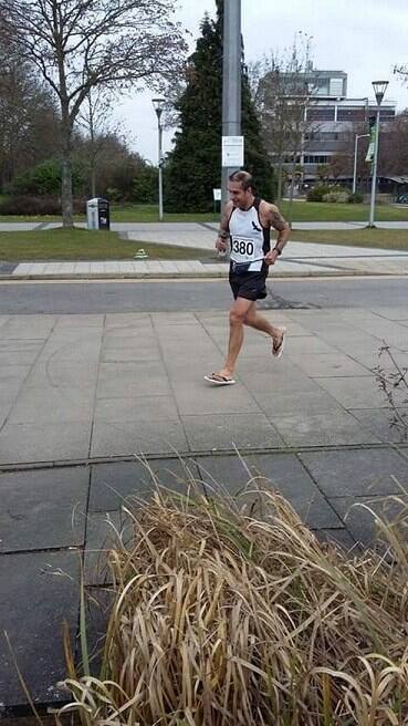 ਦੋ ਬੱਚਿਆਂ ਦੇ ਪਿਤਾ ਪ੍ਰਦੀਪ ਨੇ ਚੱਪਲਾਂ ਪਾ ਕੇ ਦੌੜਦੇ ਹੋਏ ਇੱਕ ਘੰਟੇ 37 ਮਿੰਟਾਂ ਤੇ 58 ਸਕਿੰਟਾਂ ਵਿੱਚ ਹਲਿੰਗਟਨ ਹਾਫ਼ ਮੈਰਾਥਨ ਪੂਰੀ ਕੀਤੀ, ਜਦੋਂਕਿ ਇਸ ਤੋਂ ਪਹਿਲਾਂ ਚੱਪਲਾਂ ਪਾ ਕੇ ਮੈਰਾਥਨ ਦੌੜਨ ਦਾ ਵਿਸ਼ਵ ਰਿਕਾਰਡ ਇੱਕ ਘੰਟੇ, 40 ਮਿੰਟਾਂ ਤੇ 57 ਸਕਿੰਟਾਂ ਦਾ ਸੀ।